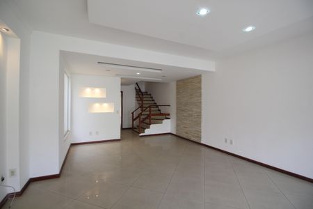 Sala de casa de condomínio para alugar com 4 quartos, 180m² em Gardênia Azul, Rio de Janeiro