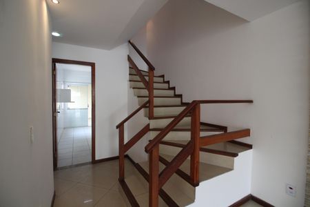 Escada de casa de condomínio para alugar com 4 quartos, 180m² em Gardênia Azul, Rio de Janeiro