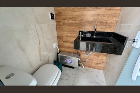 Casa de condomínio para alugar com 300m², 5 quartos e 4 vagasBanheiro externo 