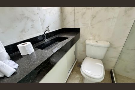 Casa de condomínio para alugar com 300m², 5 quartos e 4 vagasBanheiro quarto 1