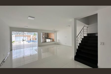 Casa de condomínio para alugar com 300m², 5 quartos e 4 vagasSala