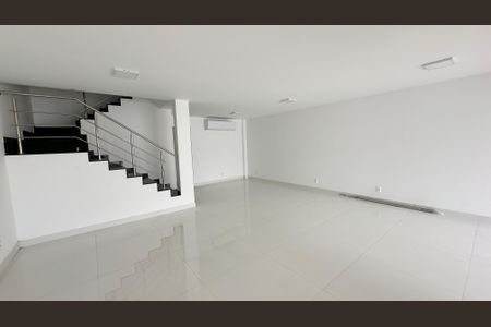 Sala de casa de condomínio para alugar com 5 quartos, 300m² em Recreio dos Bandeirantes, Rio de Janeiro
