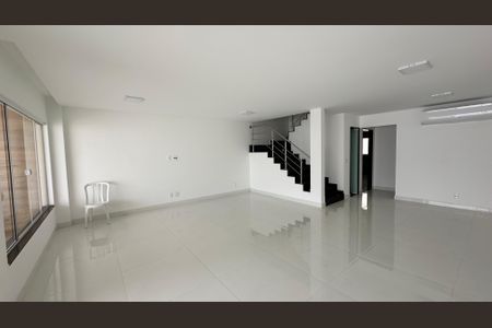 Sala de casa de condomínio para alugar com 5 quartos, 300m² em Recreio dos Bandeirantes, Rio de Janeiro