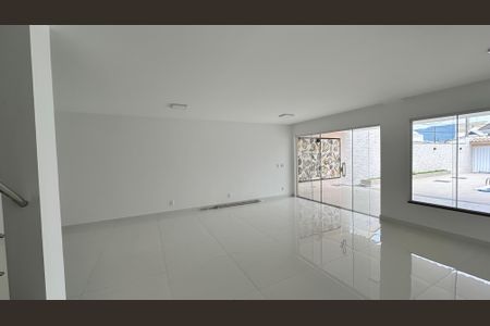 Sala de casa de condomínio para alugar com 5 quartos, 300m² em Recreio dos Bandeirantes, Rio de Janeiro