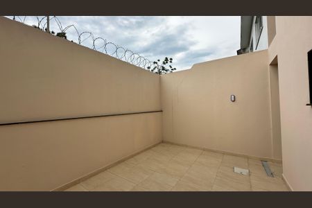 Casa de condomínio para alugar com 300m², 5 quartos e 4 vagasQuintal