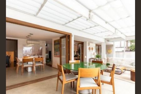 Casa à venda com 3 quartos, 608m² em Jardim Everest, São Paulo