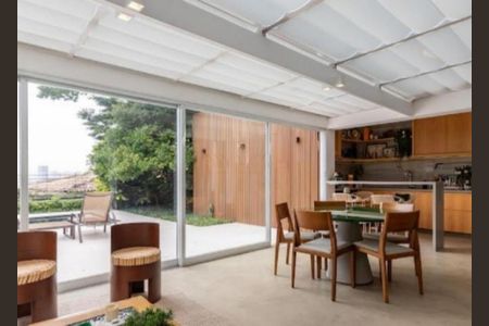 Casa à venda com 3 quartos, 608m² em Jardim Everest, São Paulo