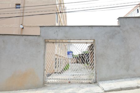 Apartamento para alugar com 50m², 2 quartos e 1 vagaPlaca instalada no portão do estacionamento do condomínio - código FPOT-866