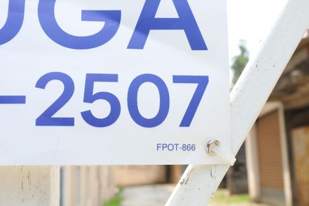 Apartamento para alugar com 50m², 2 quartos e 1 vagaPlaca instalada no portão do estacionamento do condomínio - código FPOT-866