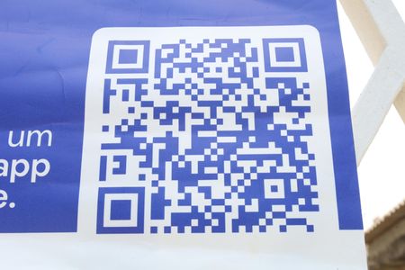 Apartamento para alugar com 50m², 2 quartos e 1 vagaPlaca instalada no portão do estacionamento do condomínio - código FPOT-866