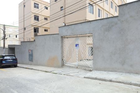 Apartamento para alugar com 50m², 2 quartos e 1 vagaPlaca instalada no portão do estacionamento do condomínio - código FPOT-866
