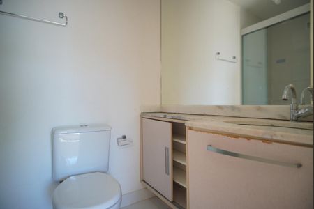 Banheiro da Suíte de apartamento para alugar com 2 quartos, 70m² em Vila Ipiranga, Porto Alegre