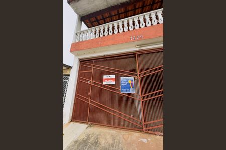 Casa para alugar com 150m², 2 quartos e 2 vagasFachada + Plaquinha