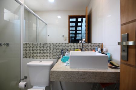 Casa de condomínio à venda com 160m², 3 quartos e 2 vagasBanheiro Social