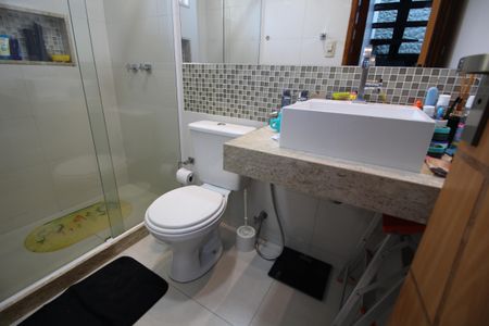 Casa de condomínio à venda com 160m², 3 quartos e 2 vagasBanheiro Social