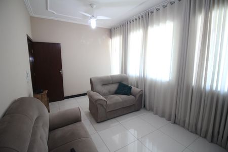 Casa à venda com 245m², 4 quartos e 3 vagasSala