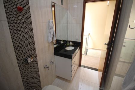 Casa à venda com 245m², 4 quartos e 3 vagasBanheiro 2
