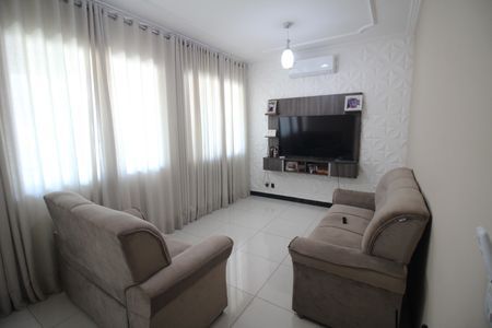 Sala de casa para alugar com 4 quartos, 245m² em Jardim Riacho das Pedras, Contagem