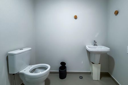 Banheiro social de kitnet/studio para alugar com 1 quarto, 31m² em Cerqueira César, São Paulo