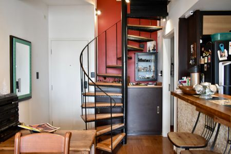 Apartamento à venda com 118m², 2 quartos e 3 vagas Apartamento à venda com 118m², 2 quartos e 3 vagasEscada