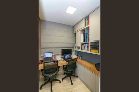 Apartamento à venda com 242m², 4 quartos e 4 vagasEscritório