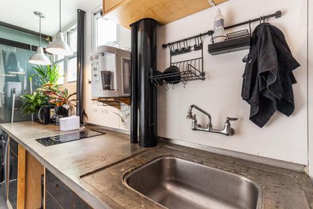 Cozinha de kitnet/studio para alugar com 1 quarto, 23m² em República, São Paulo