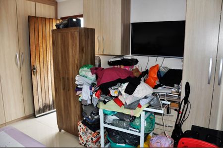 Casa à venda com 400m², 3 quartos e 5 vagasDetalhe - Quarto 01 com Suíte e Varanda