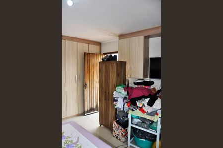 Casa à venda com 400m², 3 quartos e 5 vagasDetalhe - Quarto 01 com Suíte e Varanda