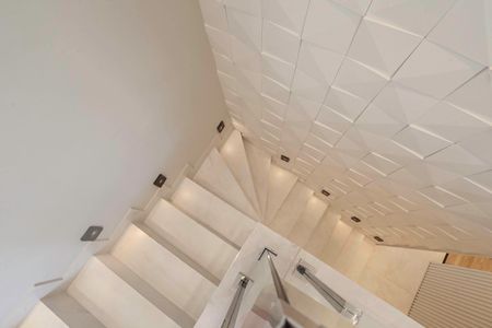 Apartamento à venda com 169m², 3 quartos e 3 vagas Apartamento à venda com 169m², 3 quartos e 3 vagasEscada