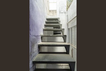 Casa à venda com 75m², 4 quartos e 2 vagasCasa 3 - Escada 