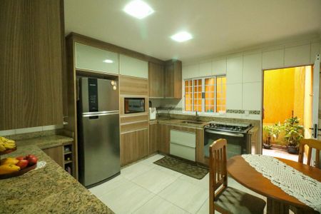 Casa à venda com 234m², 2 quartos e 2 vagas Casa à venda com 234m², 2 quartos e 2 vagasCozinha