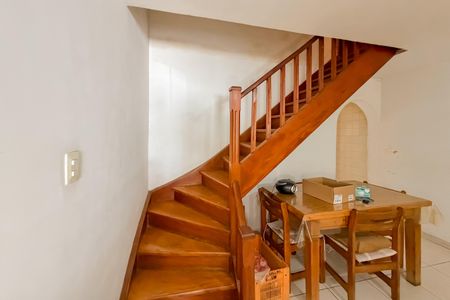 Casa à venda com 95m², 2 quartos e 1 vagaEscada