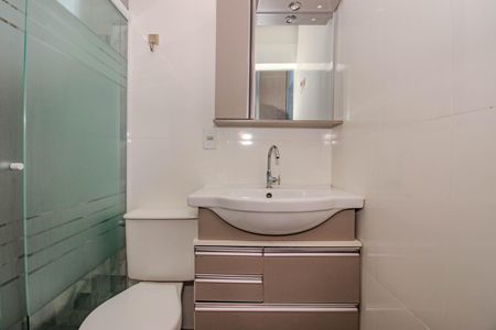 Banheiro de apartamento para alugar com 1 quarto, 39m² em Passo D’areia, Porto Alegre