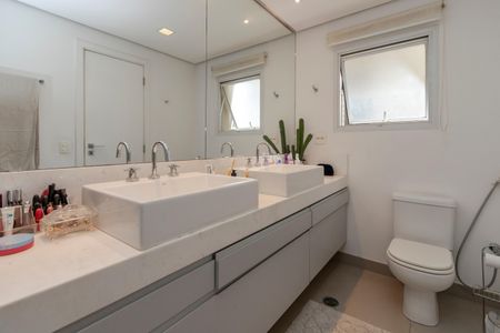 Apartamento à venda com 198m², 3 quartos e 3 vagasBanheiro da Suíte 1