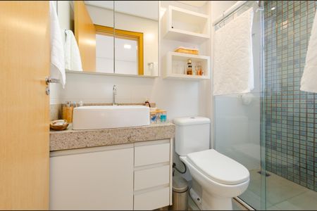 Apartamento à venda com 64m², 2 quartos e 2 vagasBanheiro suíte 2