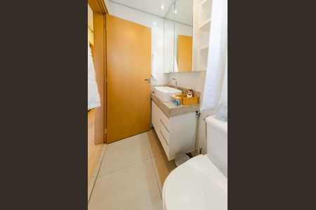 Apartamento à venda com 64m², 2 quartos e 2 vagasBanheiro suíte 2