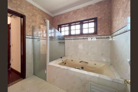 Casa de condomínio à venda com 448m², 3 quartos e 6 vagasBanheiro da Suíte 2