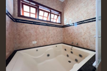 Casa de condomínio à venda com 448m², 3 quartos e 6 vagasBanheiro da Suíte