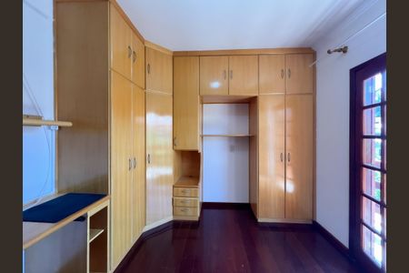 Casa de condomínio à venda com 448m², 3 quartos e 6 vagasQuarto