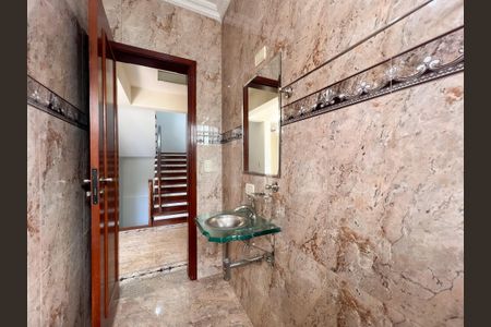 Casa de condomínio à venda com 448m², 3 quartos e 6 vagasLavabo