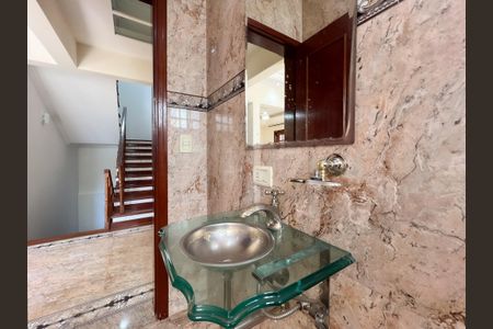 Casa de condomínio à venda com 448m², 3 quartos e 6 vagasLavabo