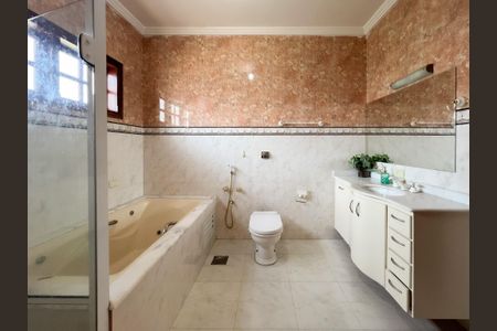 Casa de condomínio à venda com 448m², 3 quartos e 6 vagasBanheiro da Suíte 2