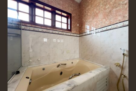 Casa de condomínio à venda com 448m², 3 quartos e 6 vagasBanheiro da Suíte 2