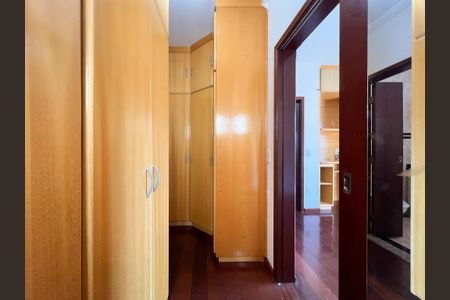 Casa de condomínio à venda com 448m², 3 quartos e 6 vagasCloset da suíte