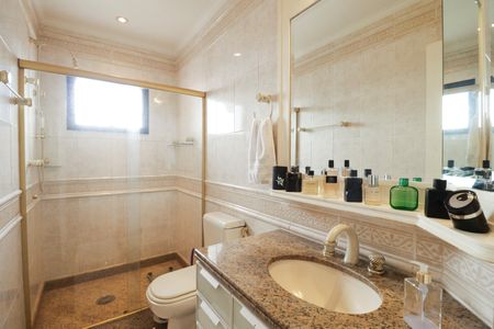 Apartamento à venda com 290m², 4 quartos e 4 vagasBanheiro 2 da Suíte 3