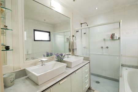 Apartamento à venda com 290m², 4 quartos e 4 vagasBanheiro 1 da Suíte 3