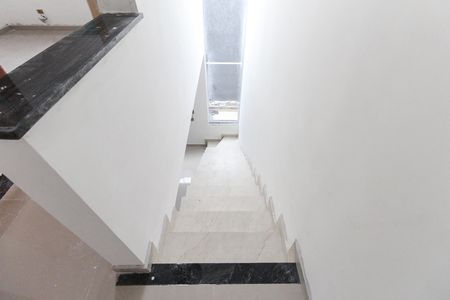 Casa de condomínio para alugar com 60m², 2 quartos e 1 vaga Casa de condomínio para alugar com 60m², 2 quartos e 1 vagaEscada