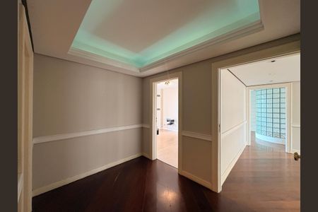 Apartamento à venda com 290m², 3 quartos e 4 vagasHall entre as suítes 