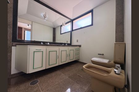 Apartamento à venda com 290m², 3 quartos e 4 vagasBanheiro da suíte 2