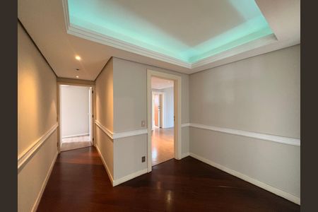 Apartamento à venda com 290m², 3 quartos e 4 vagasHall entre as suítes 